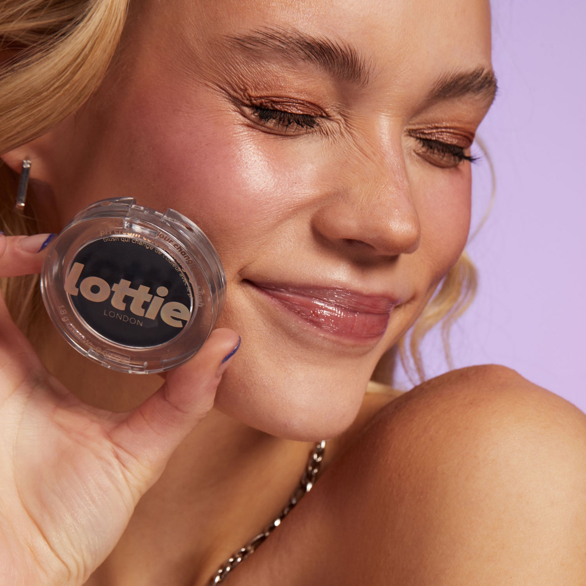 Lottie Colour Changing Cream Blush, Onyx, Black to Berry Pink - 1.8g